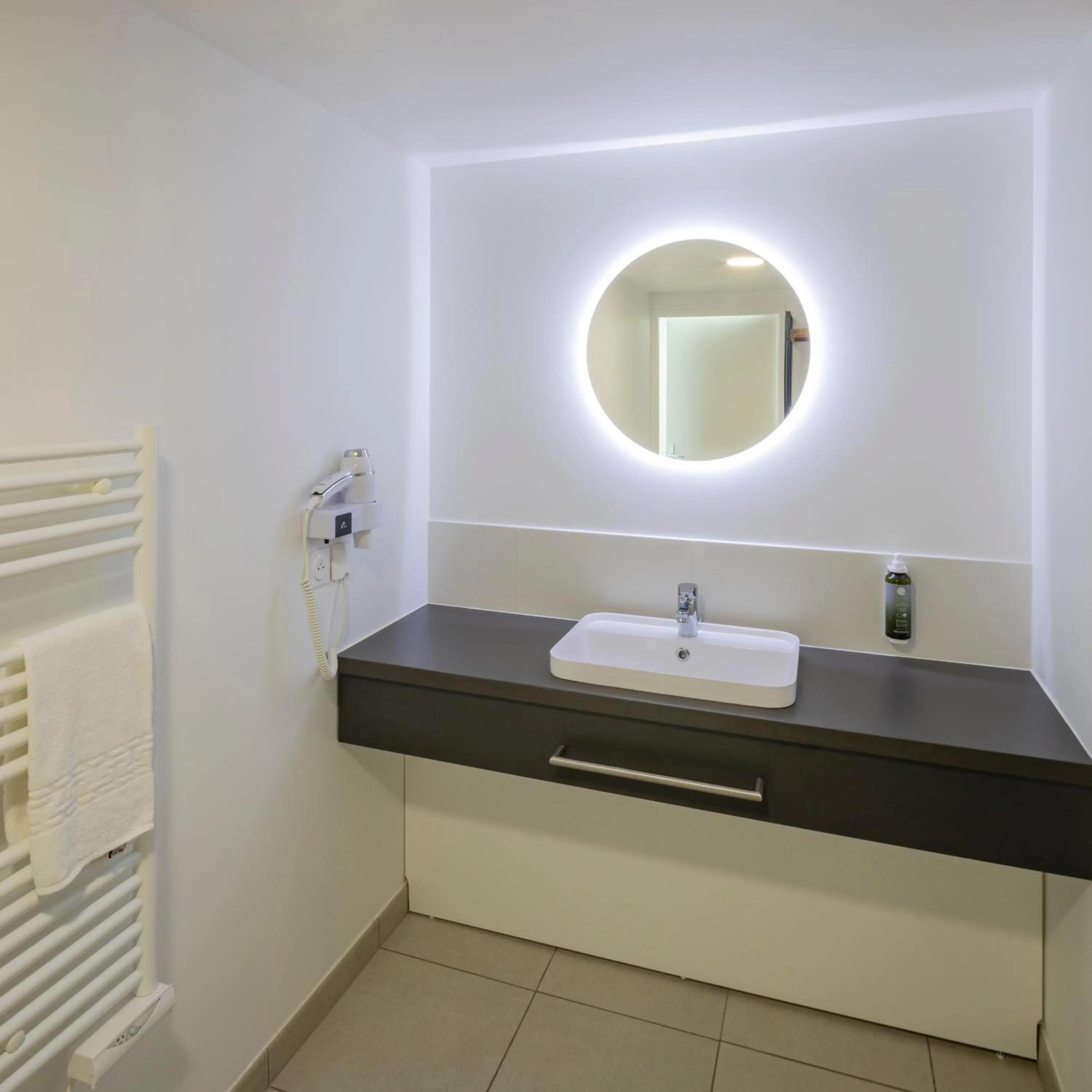 Bathroom in All Suites Appart Hôtel - Le Havre Centre - Les docks