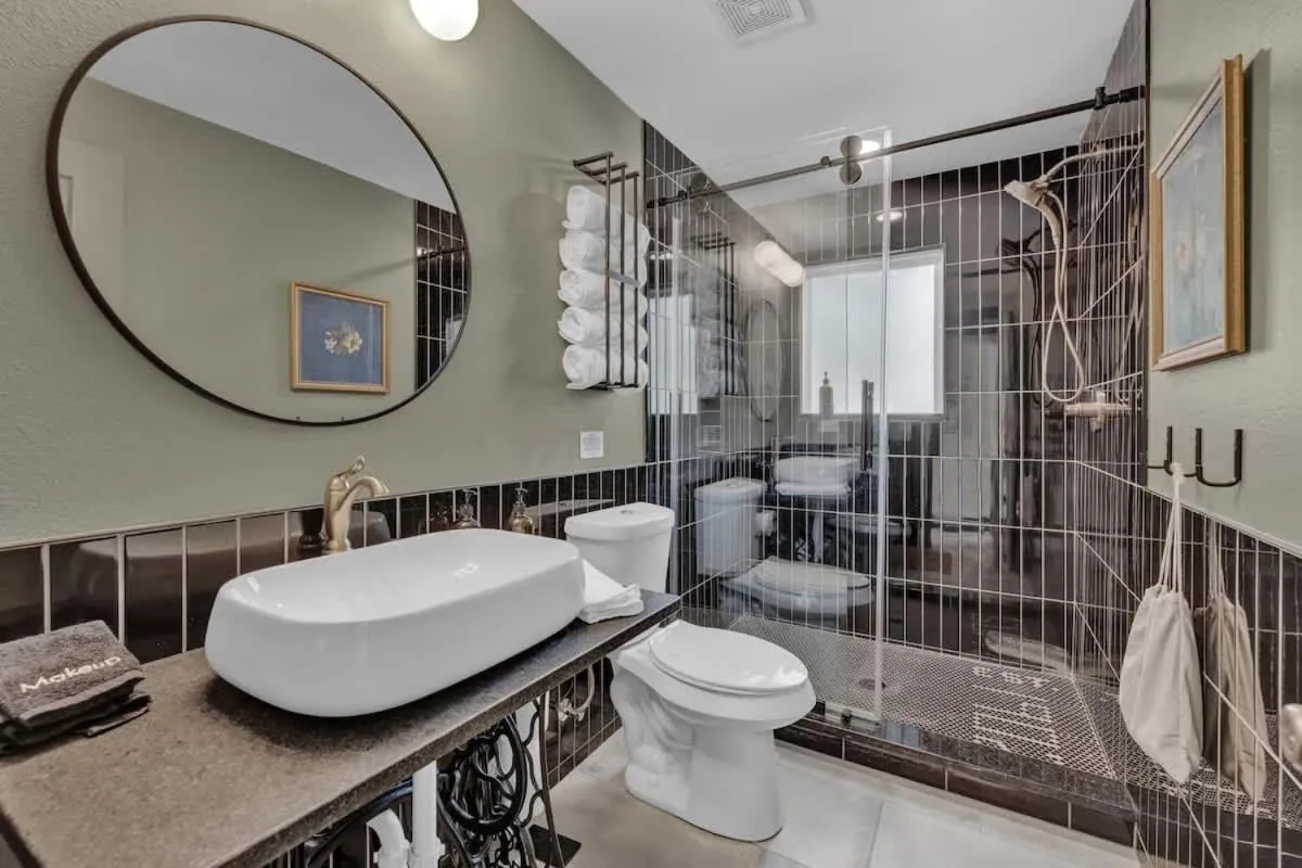 Shower in Historic Gem near Schlitterbahn