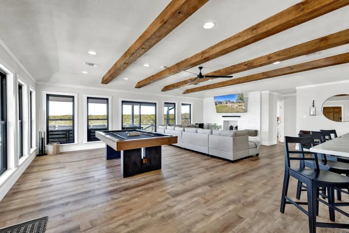 TV and multimedia in Hilltop Lux Haus with InfinityPool-Hottub-PoolTable