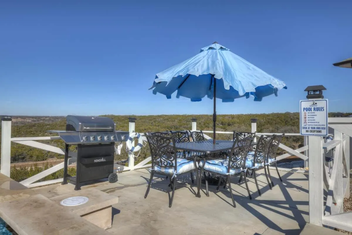 Day in Hilltop Lux Haus with InfinityPool-Hottub-PoolTable