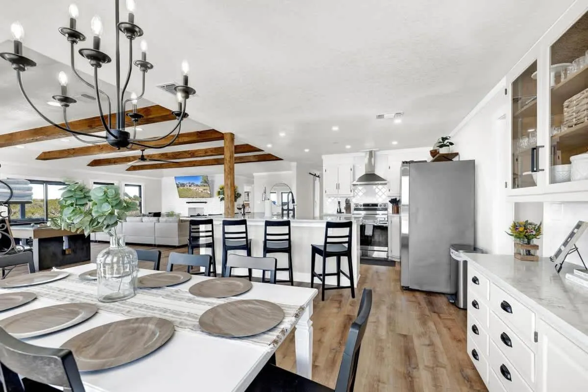 Kitchen or kitchenette in Hilltop Lux Haus with InfinityPool-Hottub-PoolTable