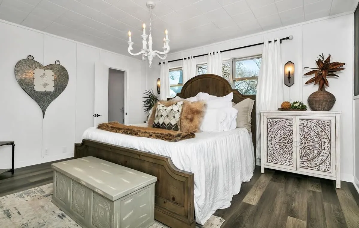 Bed in Hermes Ranch House with Hot Tub - 4 mi to Fred