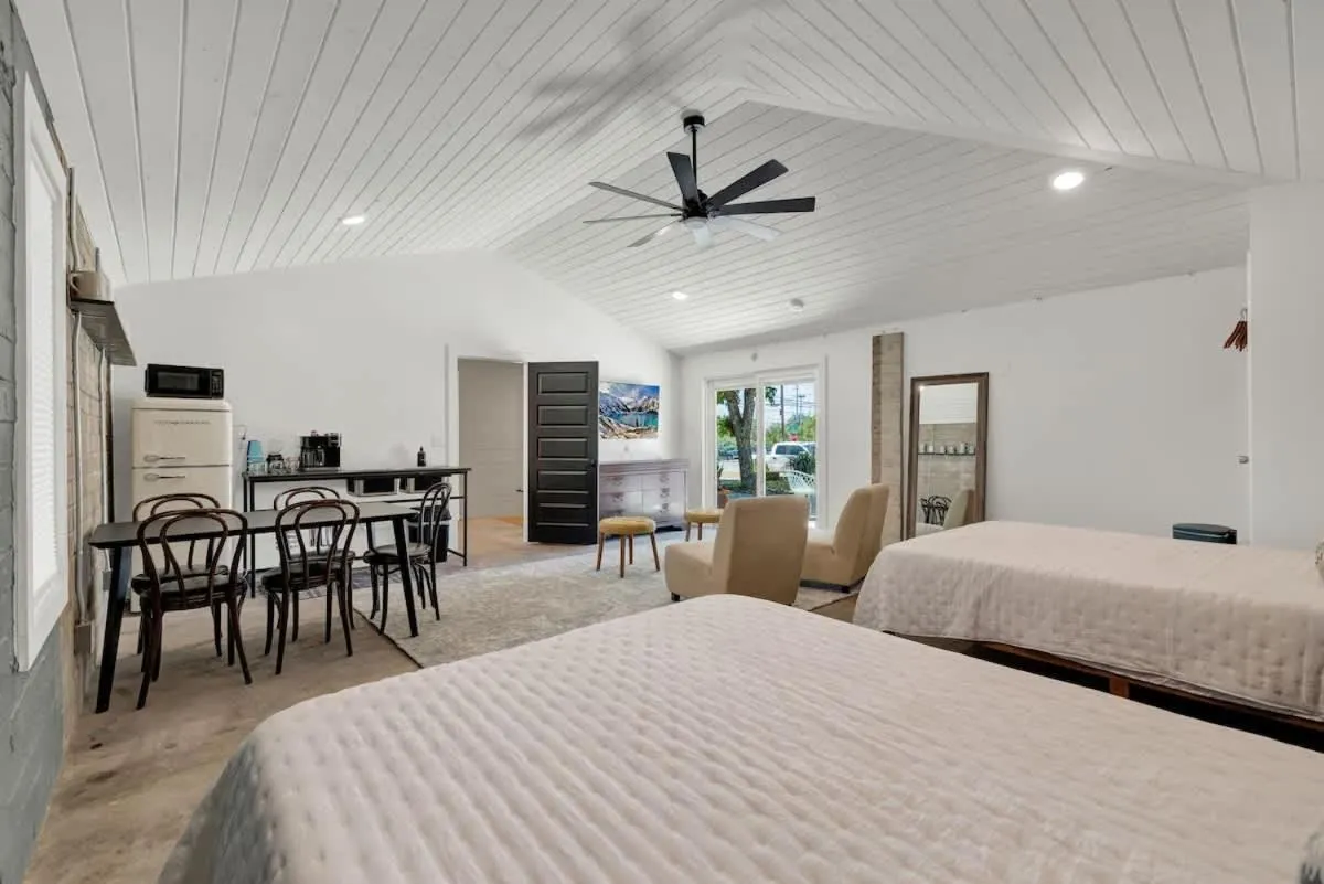 Bed in Historic Hideaway Stroll to Schlitterbahn