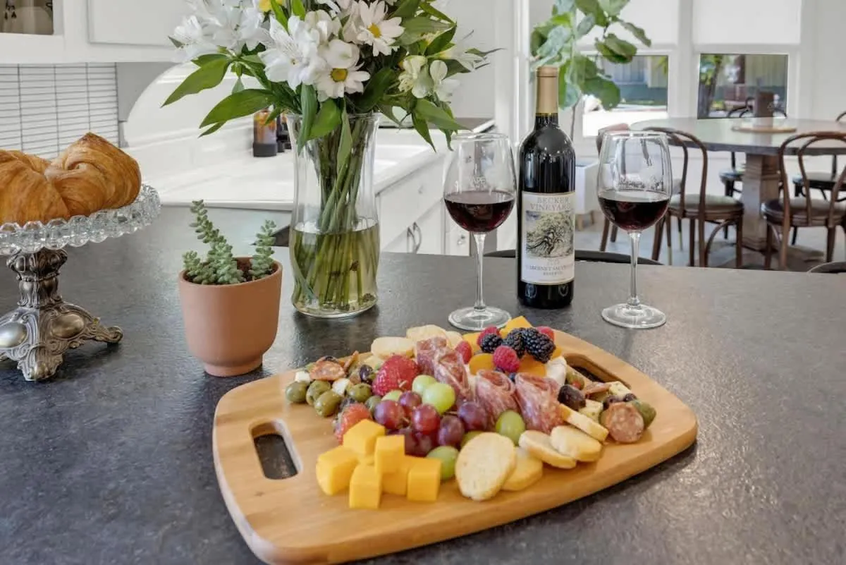 Food and drinks in Historic Hideaway Stroll to Schlitterbahn