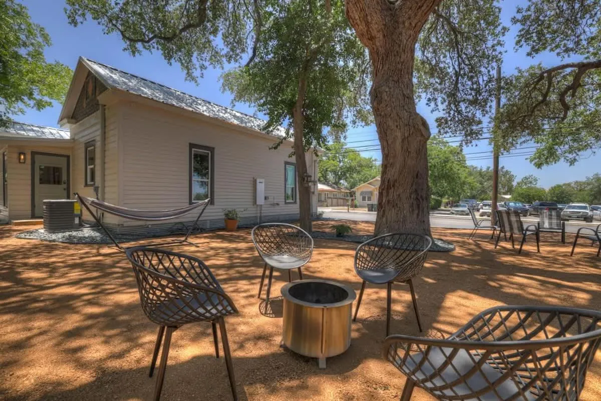 Property building in Historic Hideaway Stroll to Schlitterbahn