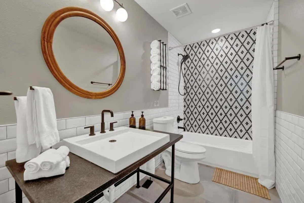 Shower in Historic Hideaway Stroll to Schlitterbahn