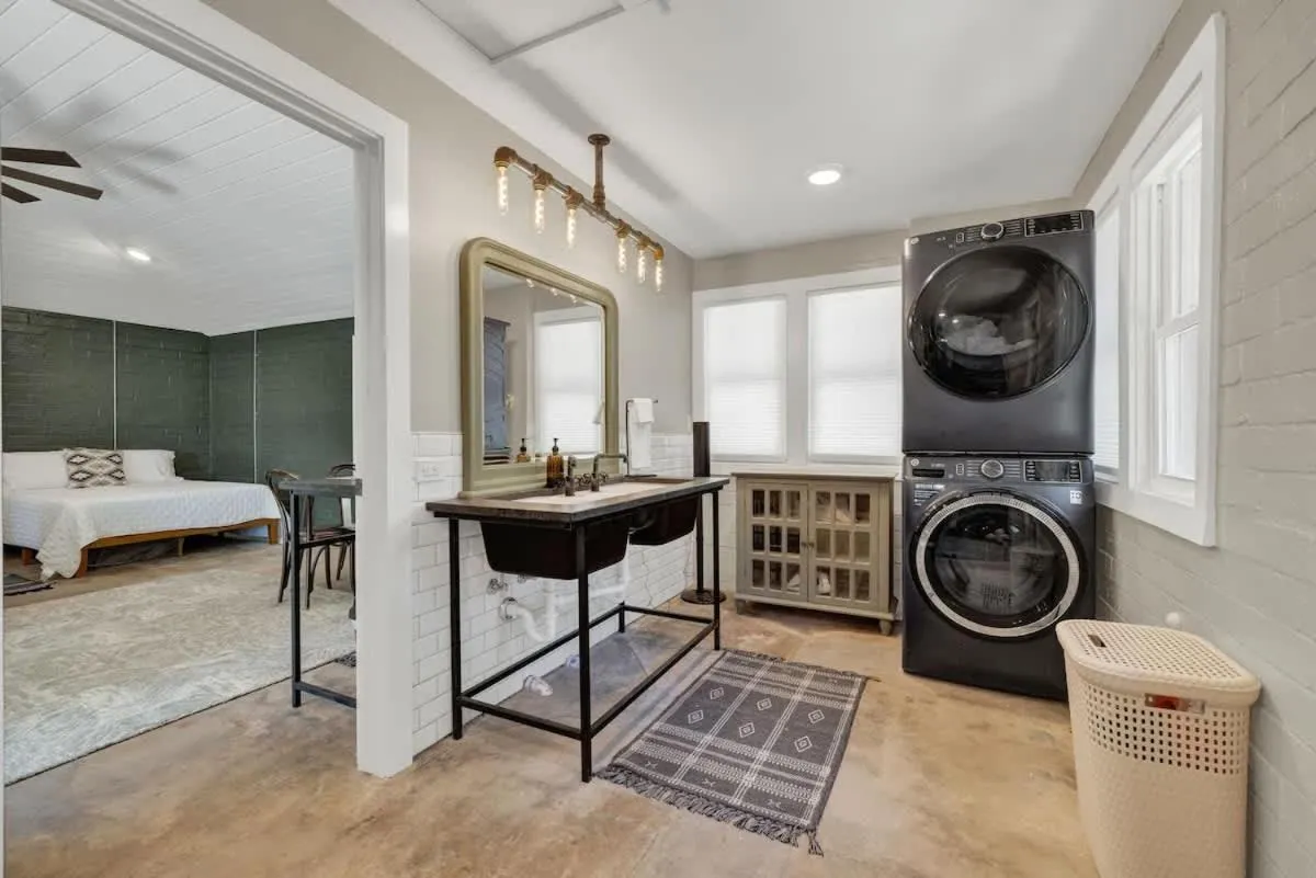 laundry, Bed in Historic Hideaway Stroll to Schlitterbahn