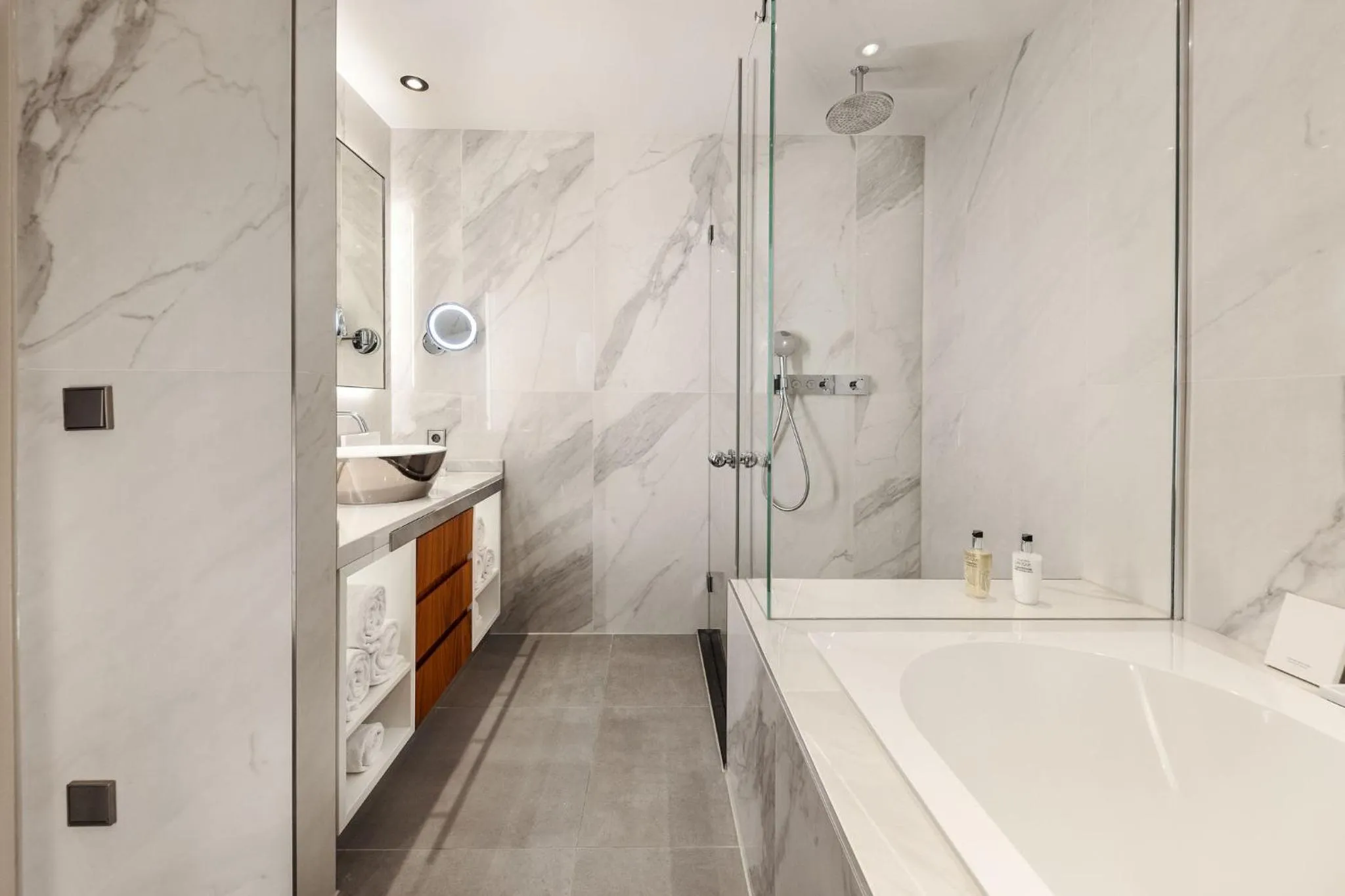 Bathroom in Hotel Okura Amsterdam – The Leading Hotels of the World