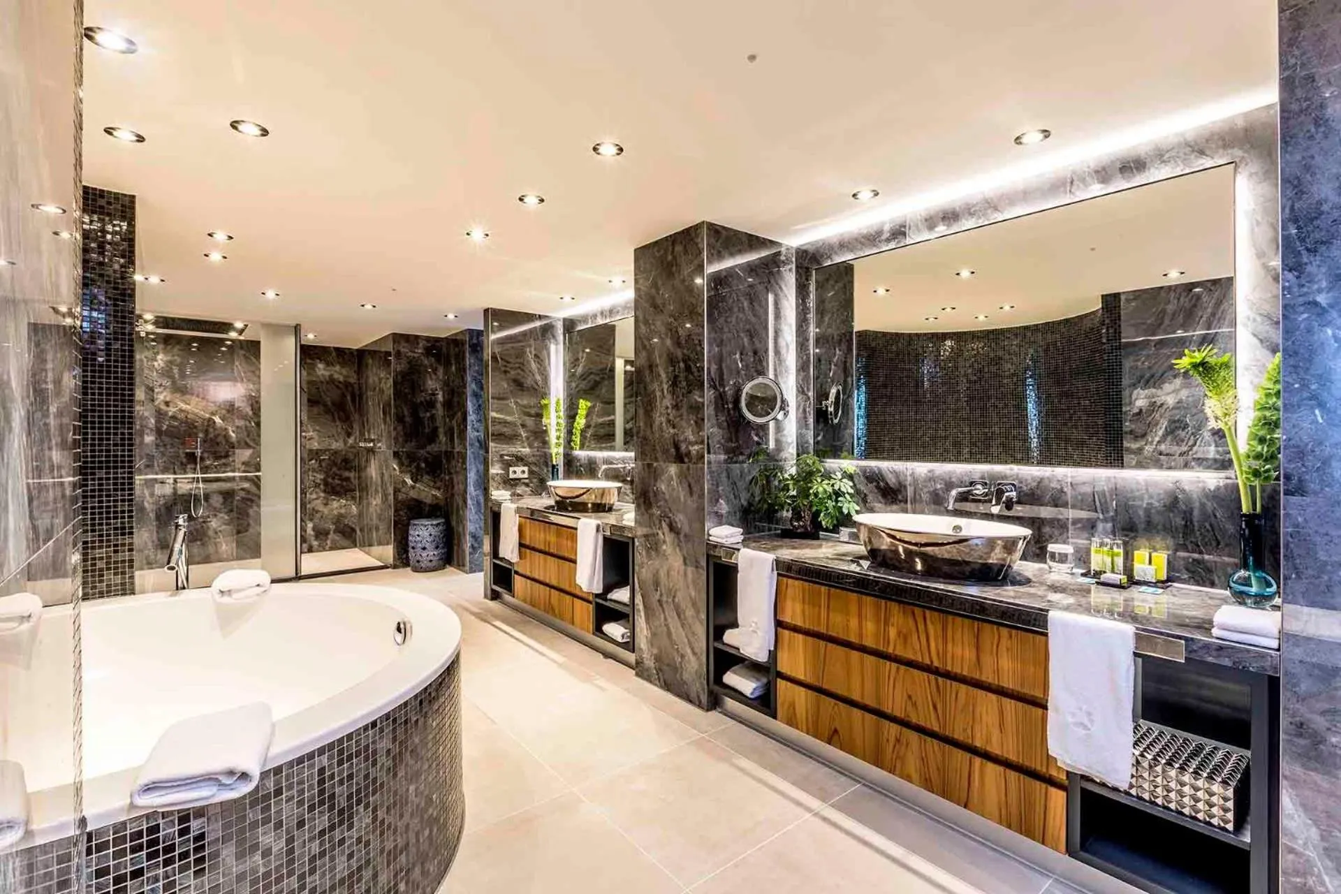 Bathroom in Hotel Okura Amsterdam – The Leading Hotels of the World