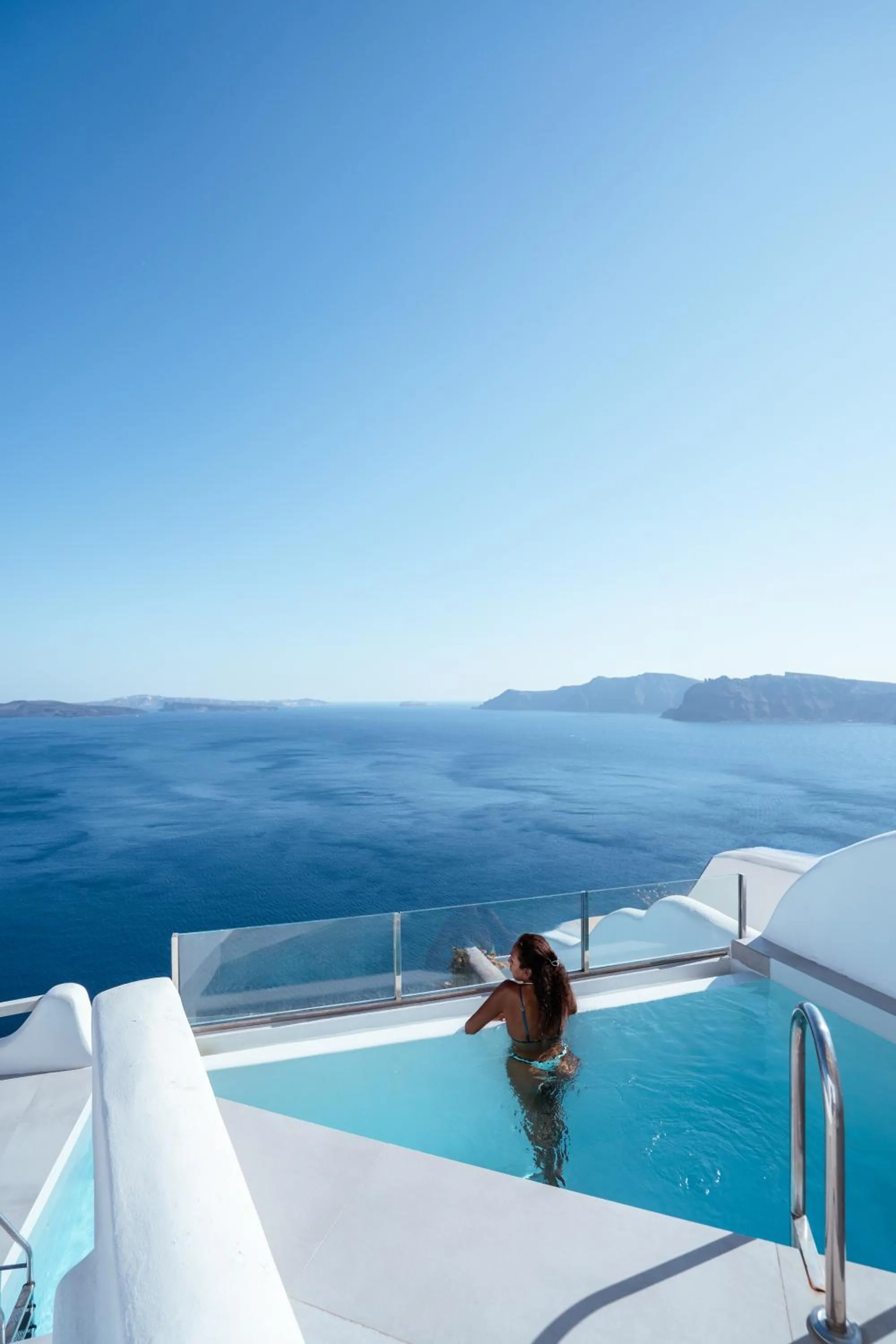 Swimming pool in Elite Luxury Suites