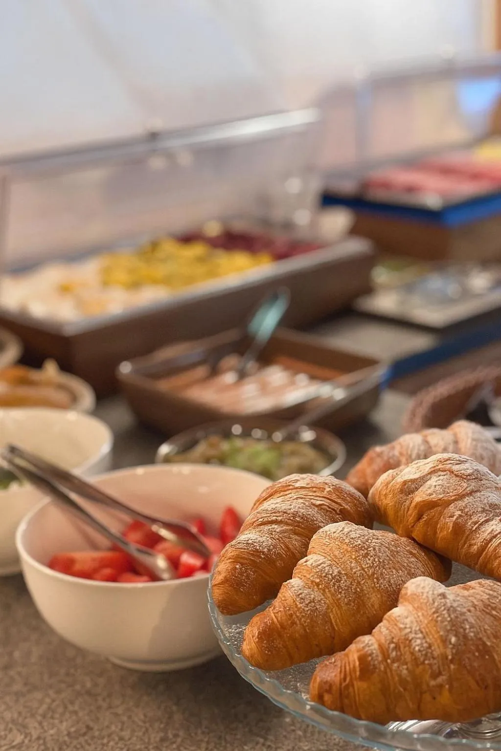 Restaurant/places to eat in Hotel INA