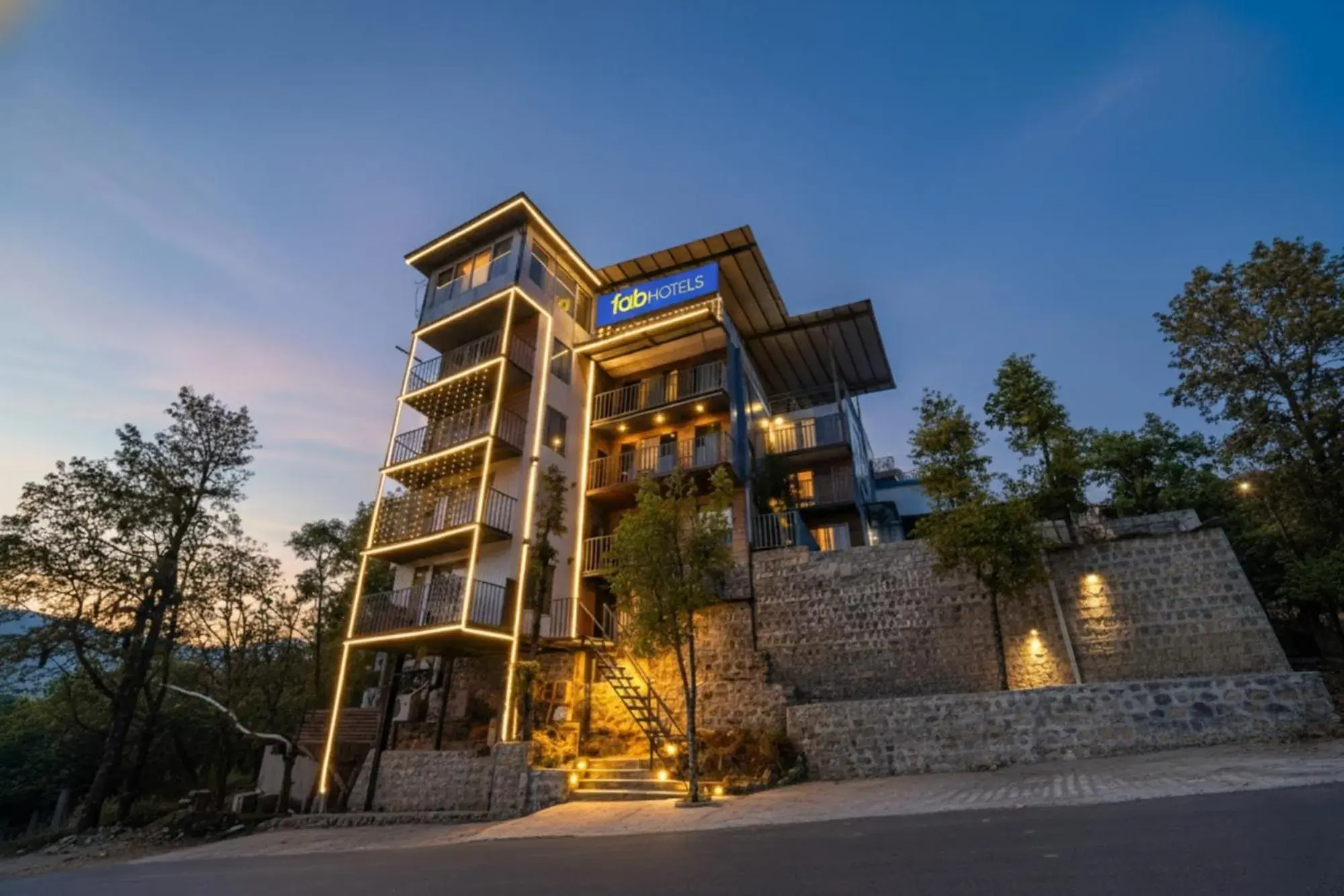 Property building in Via Neilkanth Property building in Via Neilkanth