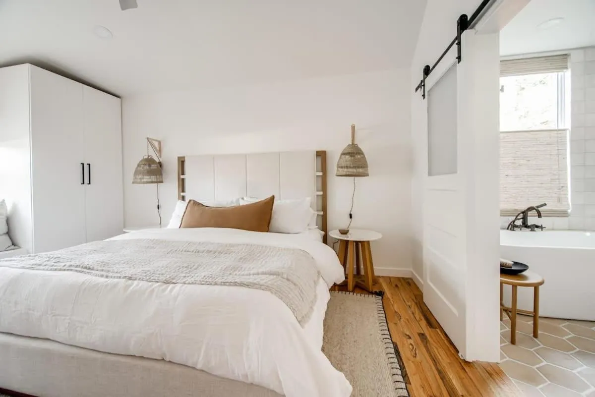 Bed in Koselig Hus with Cowboy Pool & Outdoor Shower