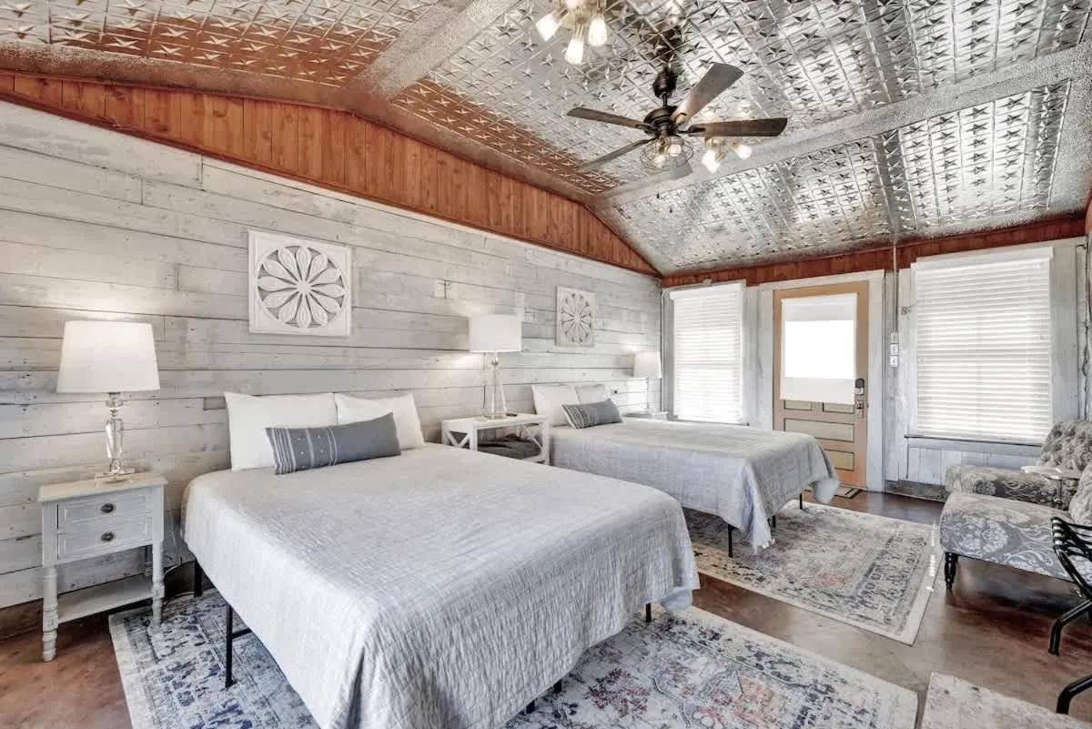 Bed in Brand New Private Pool and Hot-Tub Near Main!