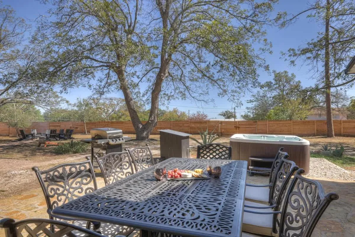 Dining area in Brand New Private Pool and Hot-Tub Near Main!