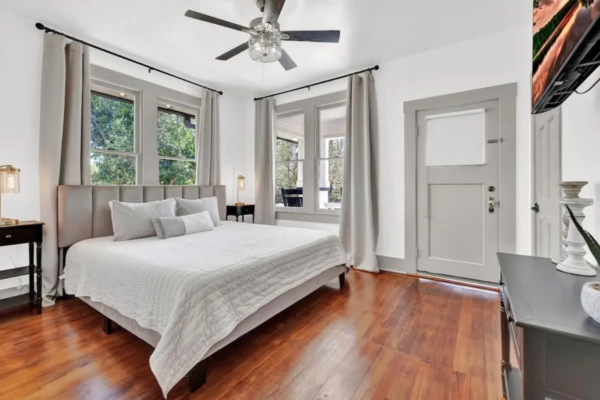 Bed in Brand New Private Pool and Hot-Tub Near Main!