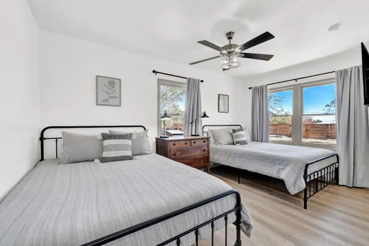 Bed in Brand New Private Pool and Hot-Tub Near Main!