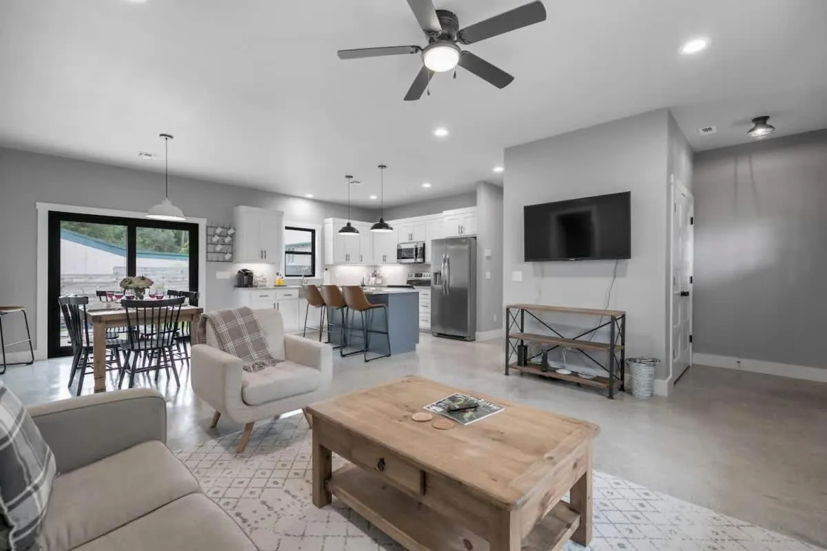 TV and multimedia in Luxury Home 3blck from Main St with FirePit