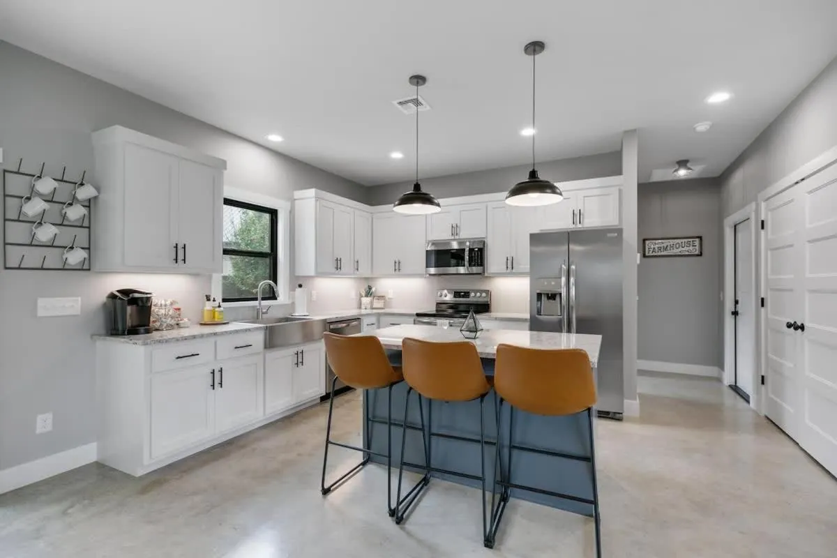 Kitchen or kitchenette in Luxury Home 3blck from Main St with FirePit