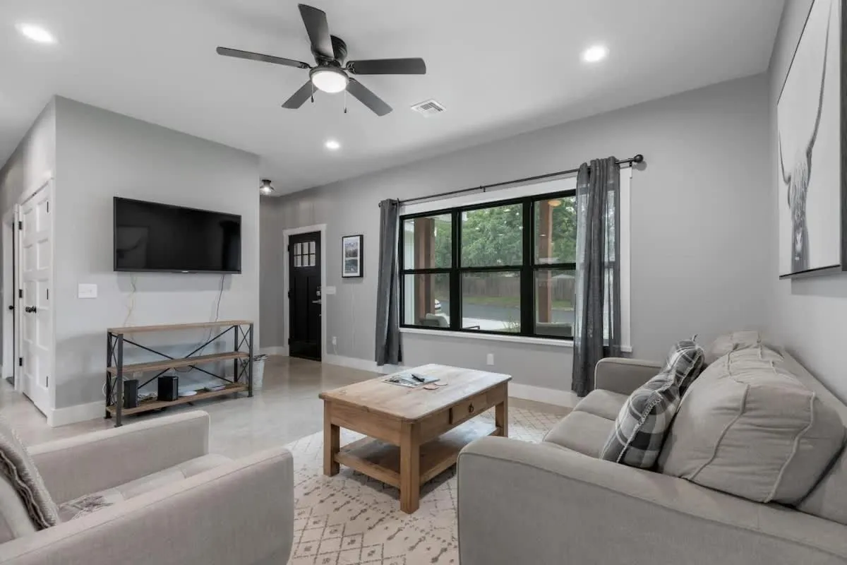 TV and multimedia in Luxury Home 3blck from Main St with FirePit