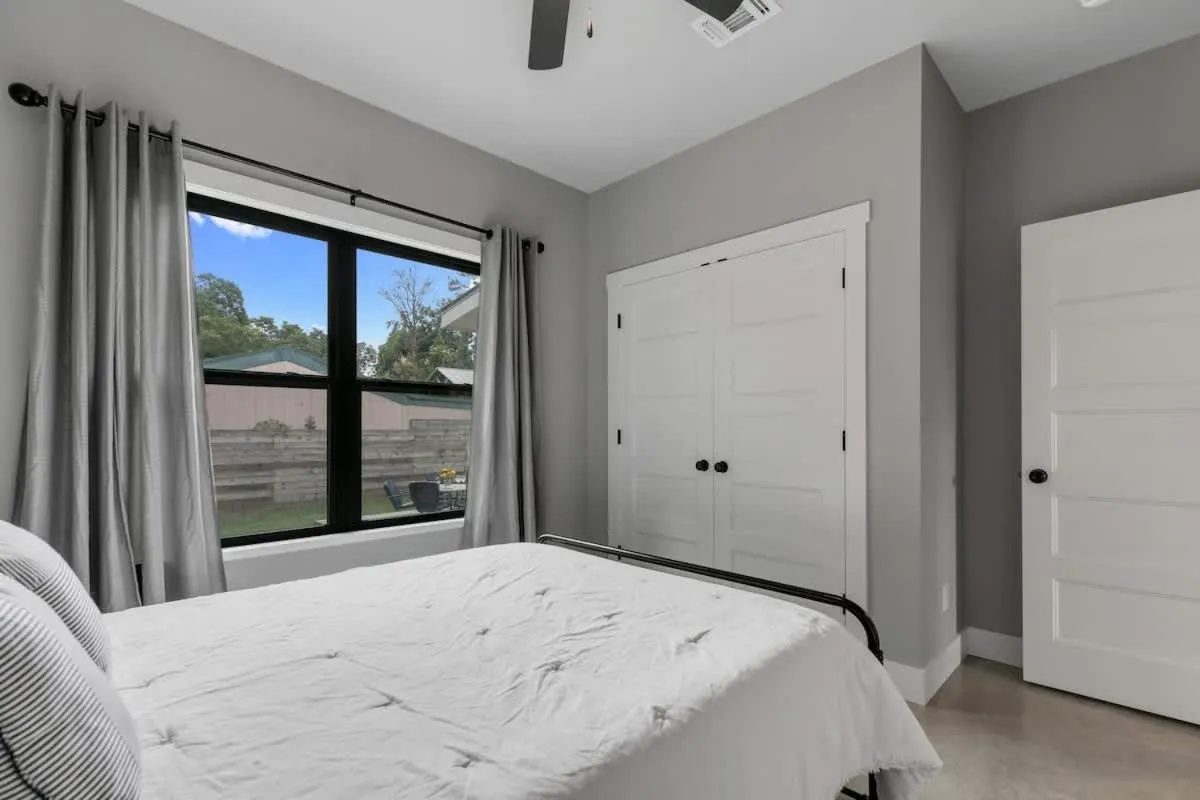 Bed in Luxury Home 3blck from Main St with FirePit