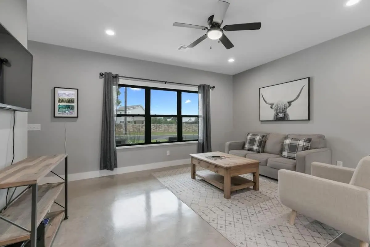 Living room in Luxury Home 3blck from Main St with FirePit