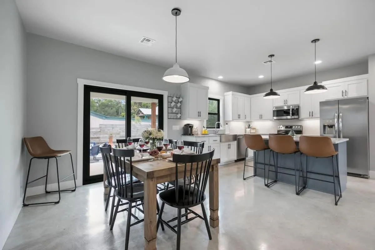 Kitchen or kitchenette in Luxury Home 3blck from Main St with FirePit