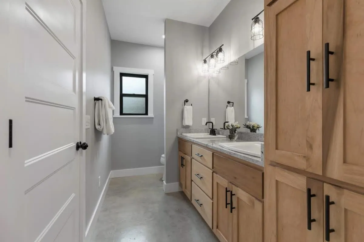 Toilet in Luxury Home 3blck from Main St with FirePit