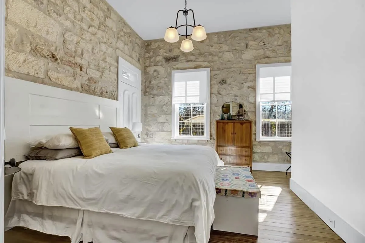 Bed in New! Luxurious Home with Wine Cellar & Firepit!