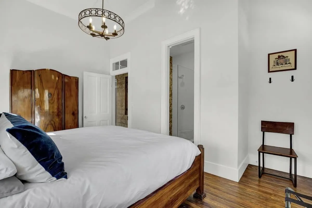 Bed in New! Luxurious Home with Wine Cellar & Firepit!