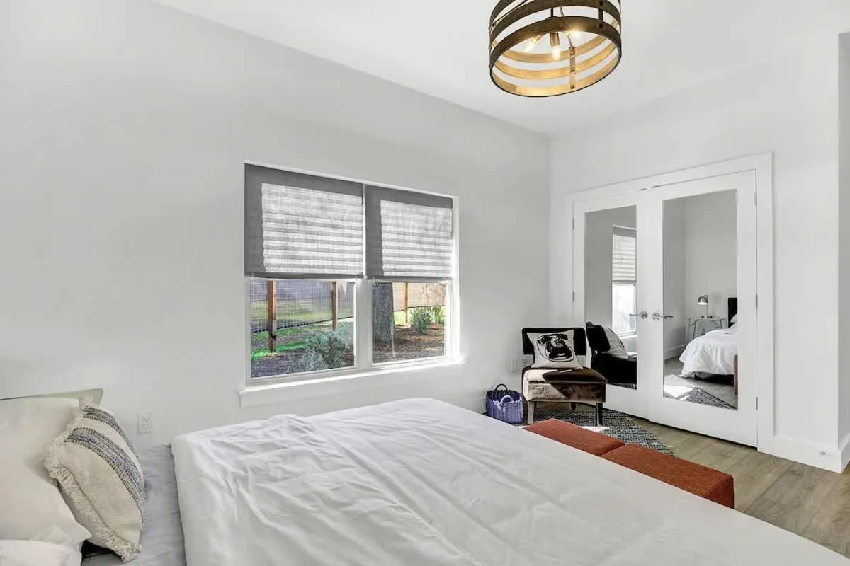 Bed in New! Luxurious Home with Wine Cellar & Firepit!