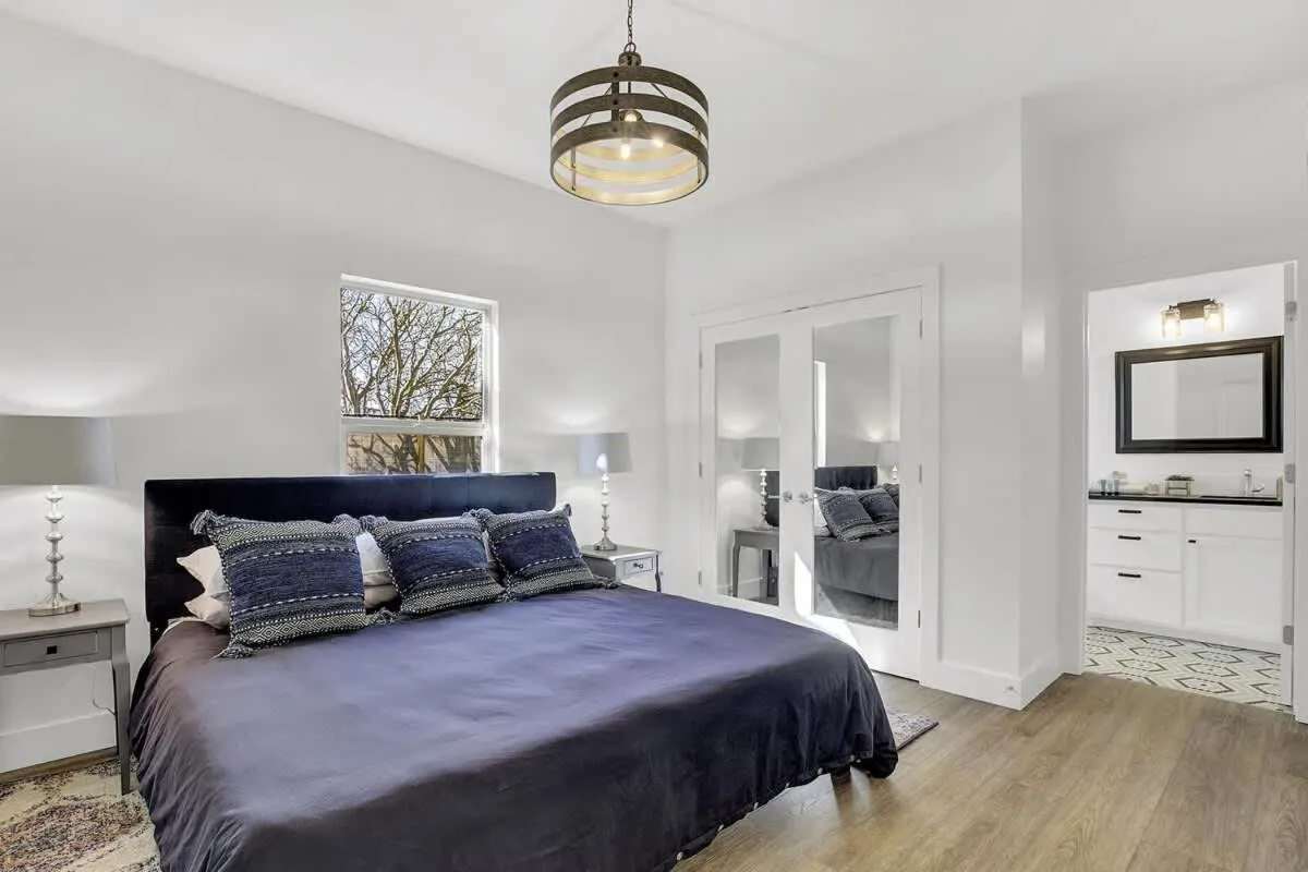 Bed in New! Luxurious Home with Wine Cellar & Firepit!