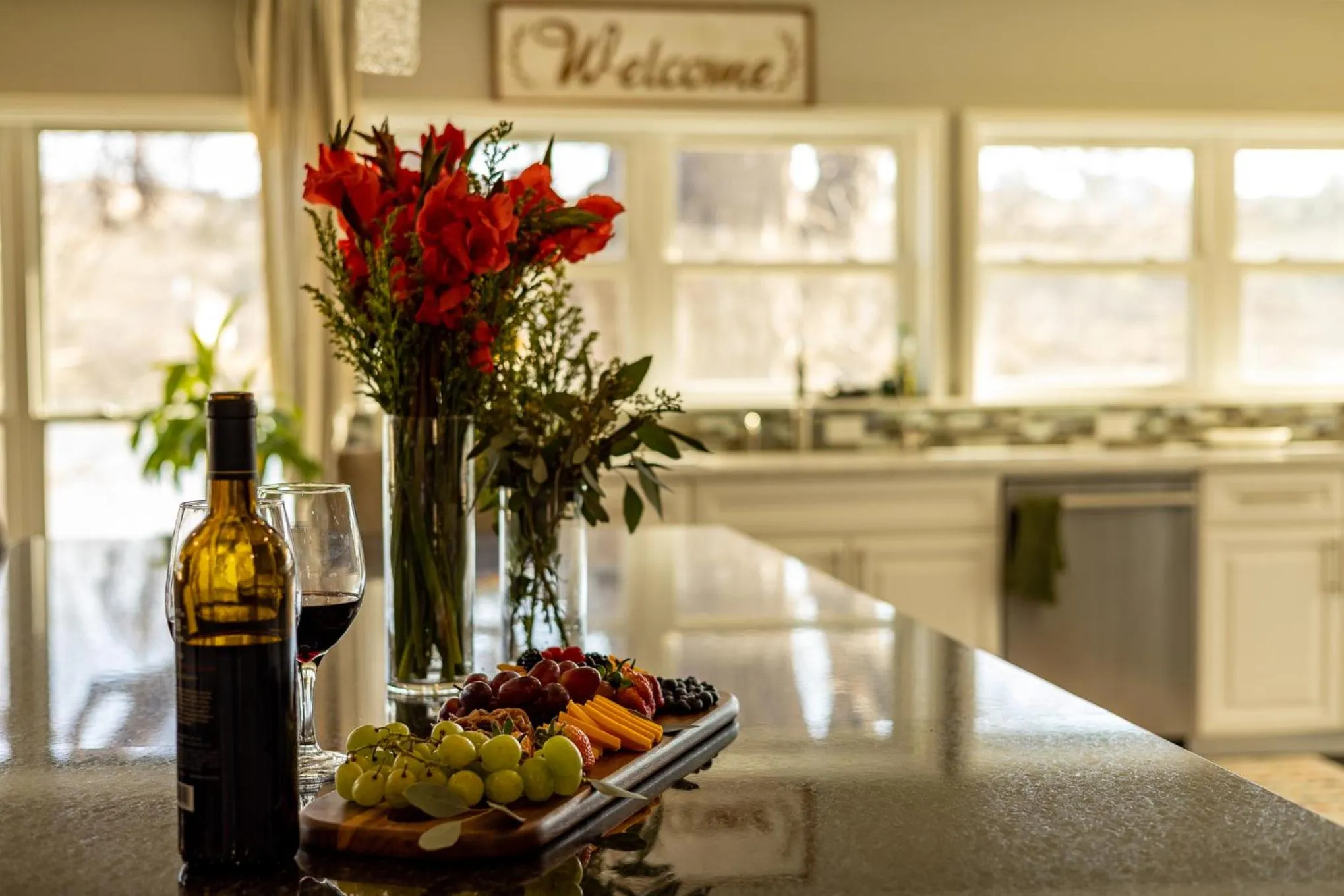 Kitchen or kitchenette in Luxurious Lakehouse with Indoor Pool-Hot Tub-Fire Pit