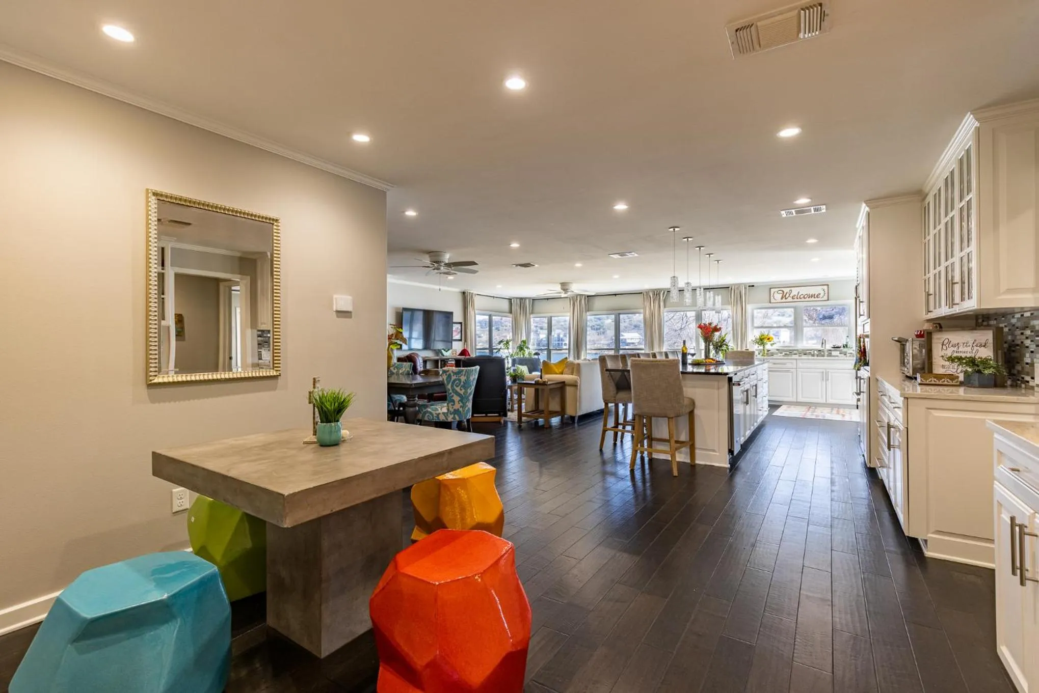 Living room in Luxurious Lakehouse with Indoor Pool-Hot Tub-Fire Pit