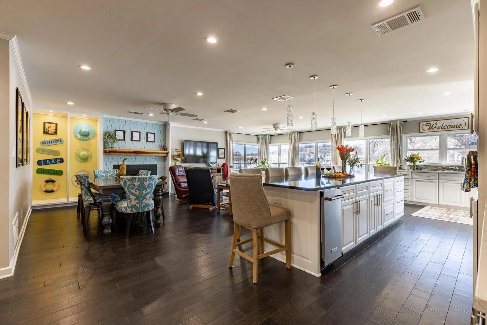 Kitchen or kitchenette in Luxurious Lakehouse with Indoor Pool-Hot Tub-Fire Pit