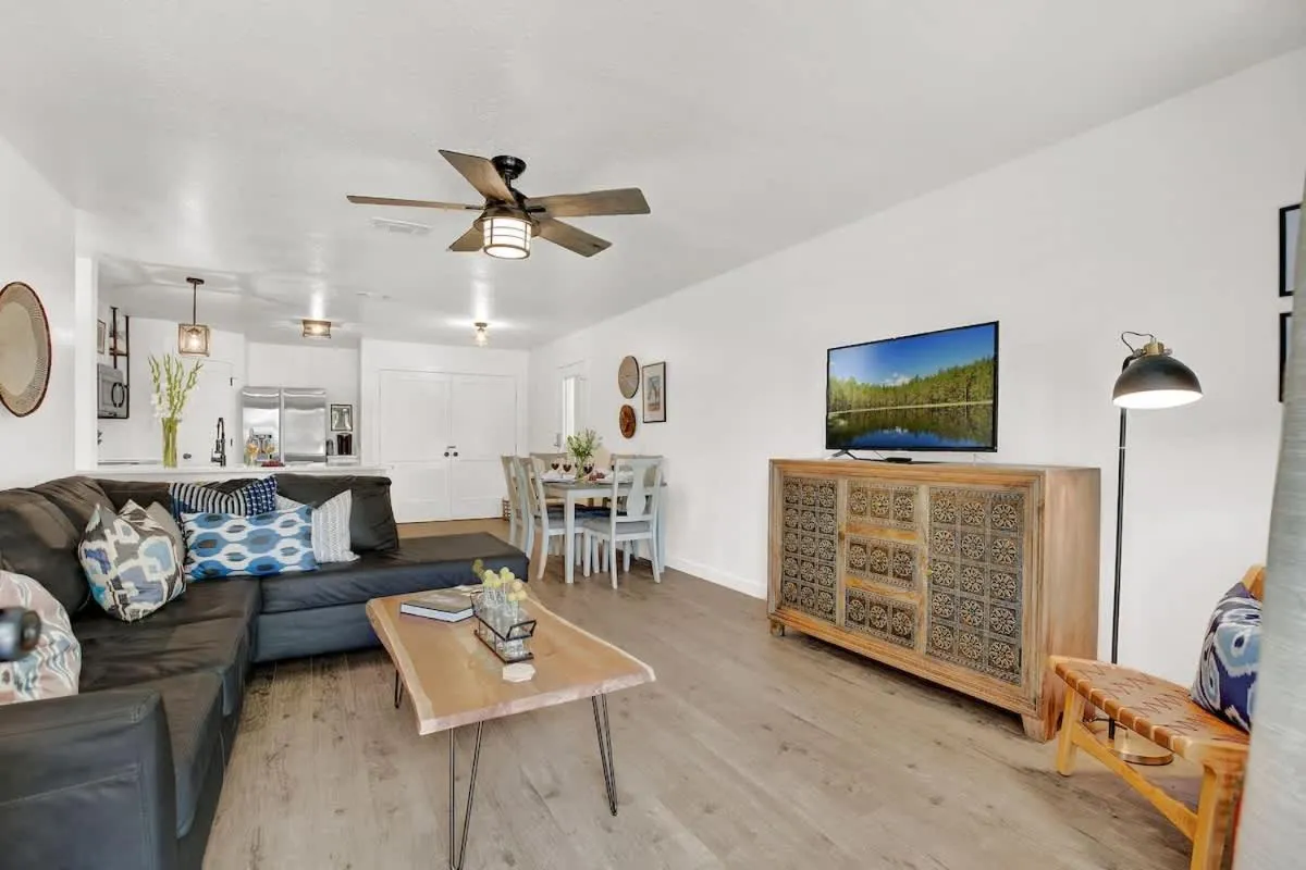 Living room in Wanderlust #2 | Hot Tub | Shared Outdoor Space