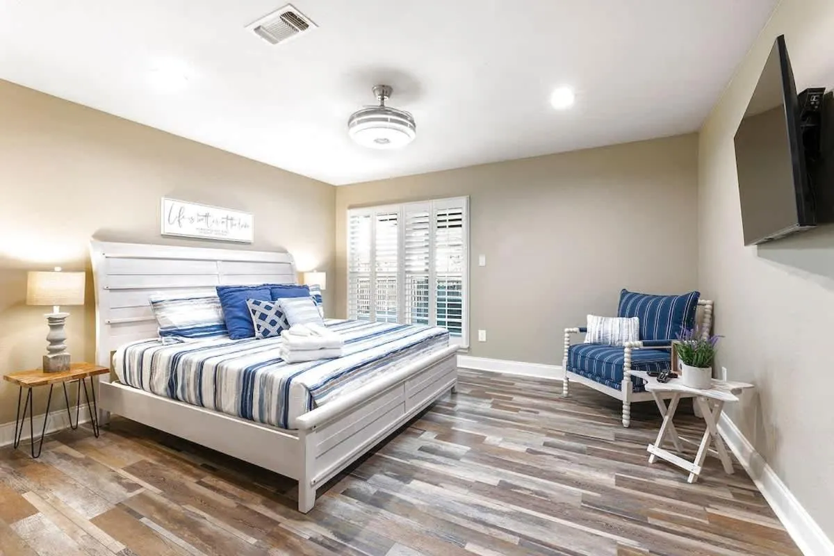 Bed in Luxury on Lake LBJ with Hot Tub Firepit & Boat Slip