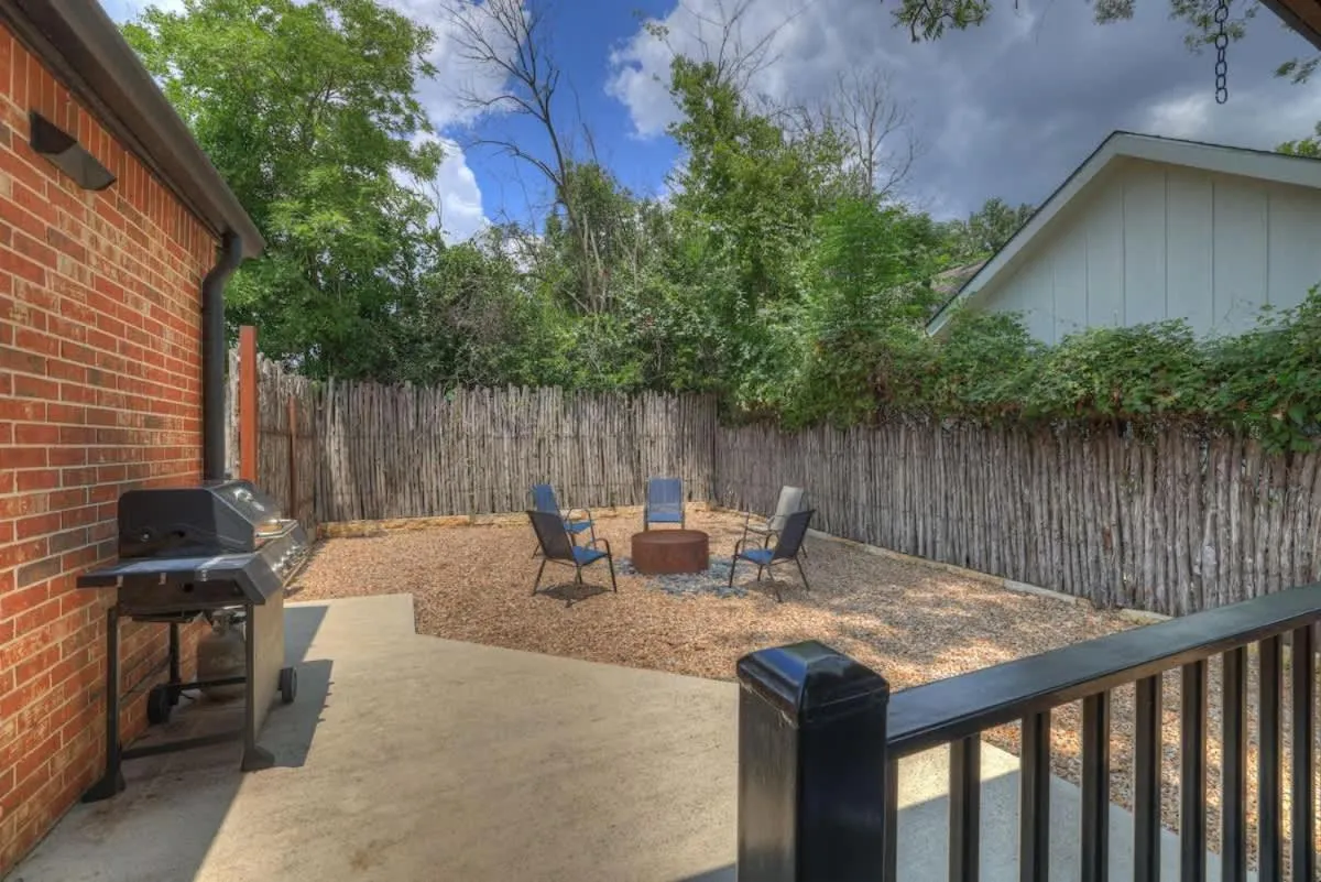 Property building in Alcove: Steps to Main St-High End Home w/Hot-tub!