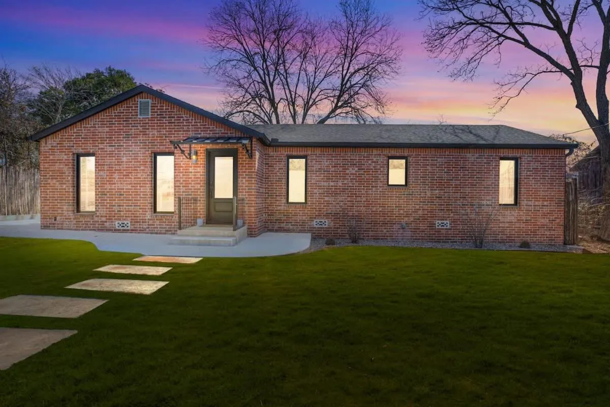 Property building in Alcove: Steps to Main St-High End Home w/Hot-tub!