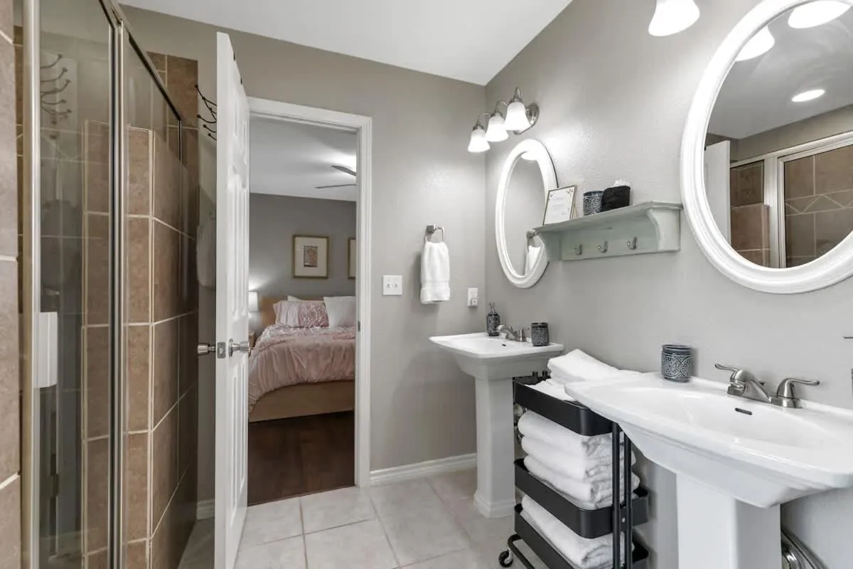 Bathroom, Bed in Stylish Home - Lrg Yard with games Grill & Hot Tub