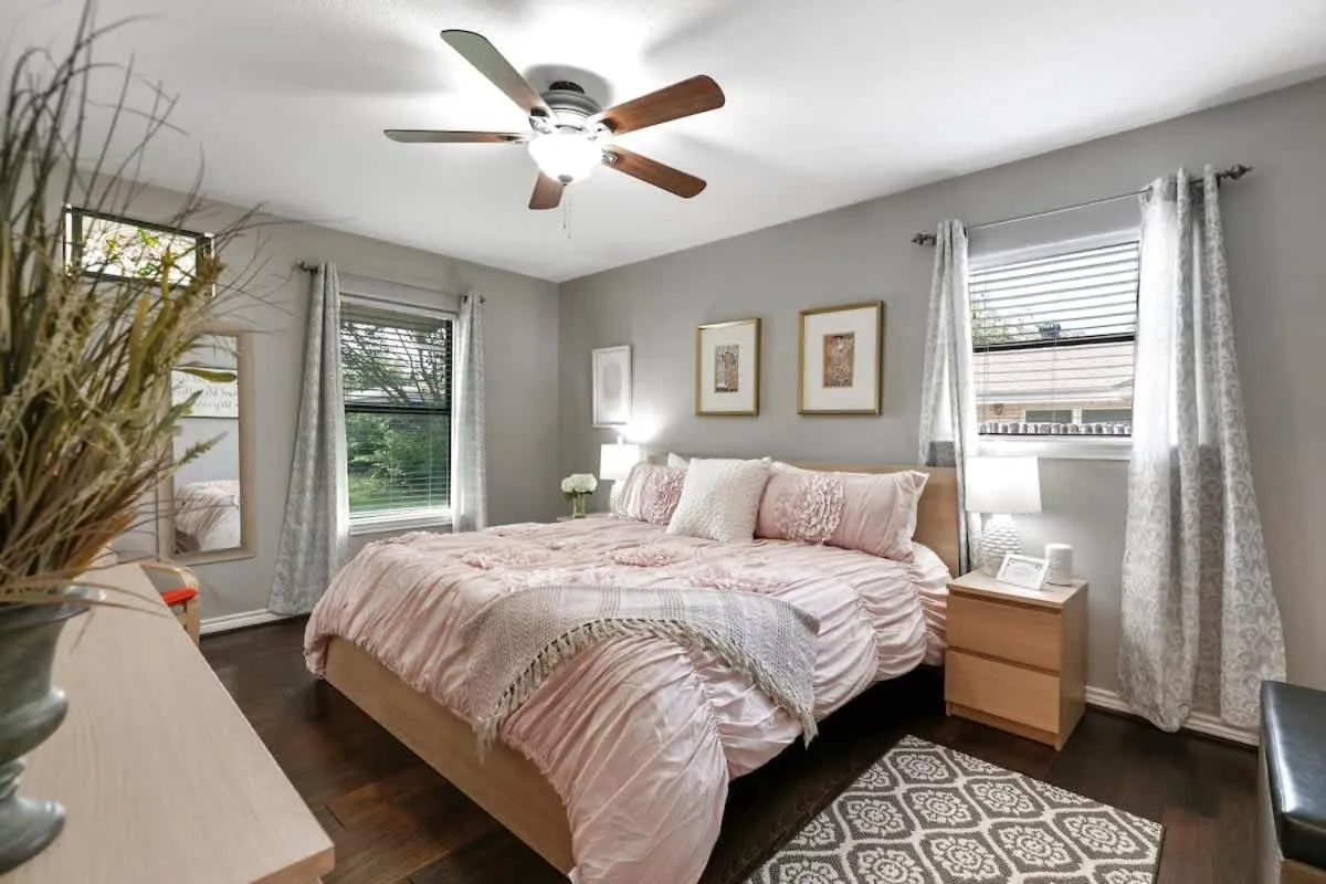 Bed in Stylish Home - Lrg Yard with games Grill & Hot Tub