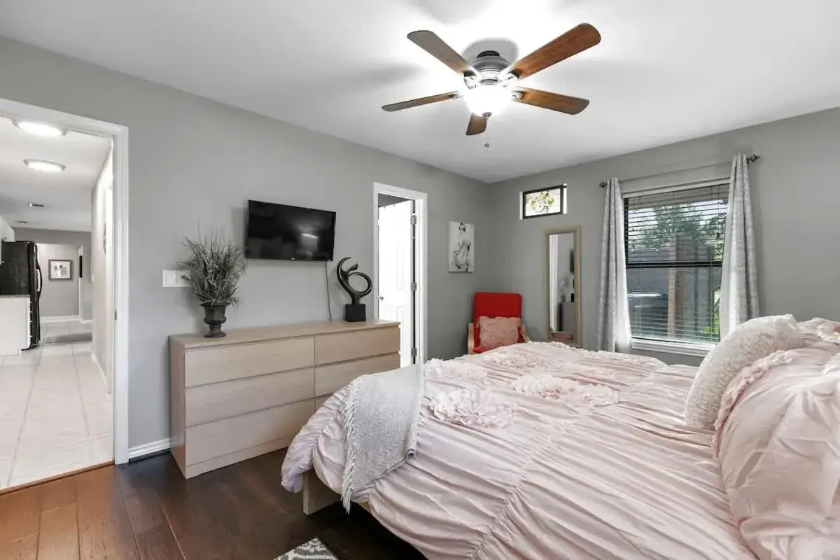 Stylish Home - Lrg Yard with games Grill & Hot Tub Stylish Home - Lrg Yard with games Grill & Hot Tub