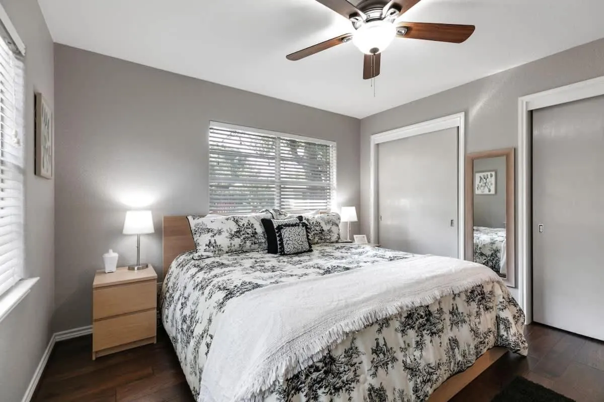 Bed in Stylish Home - Lrg Yard with games Grill & Hot Tub