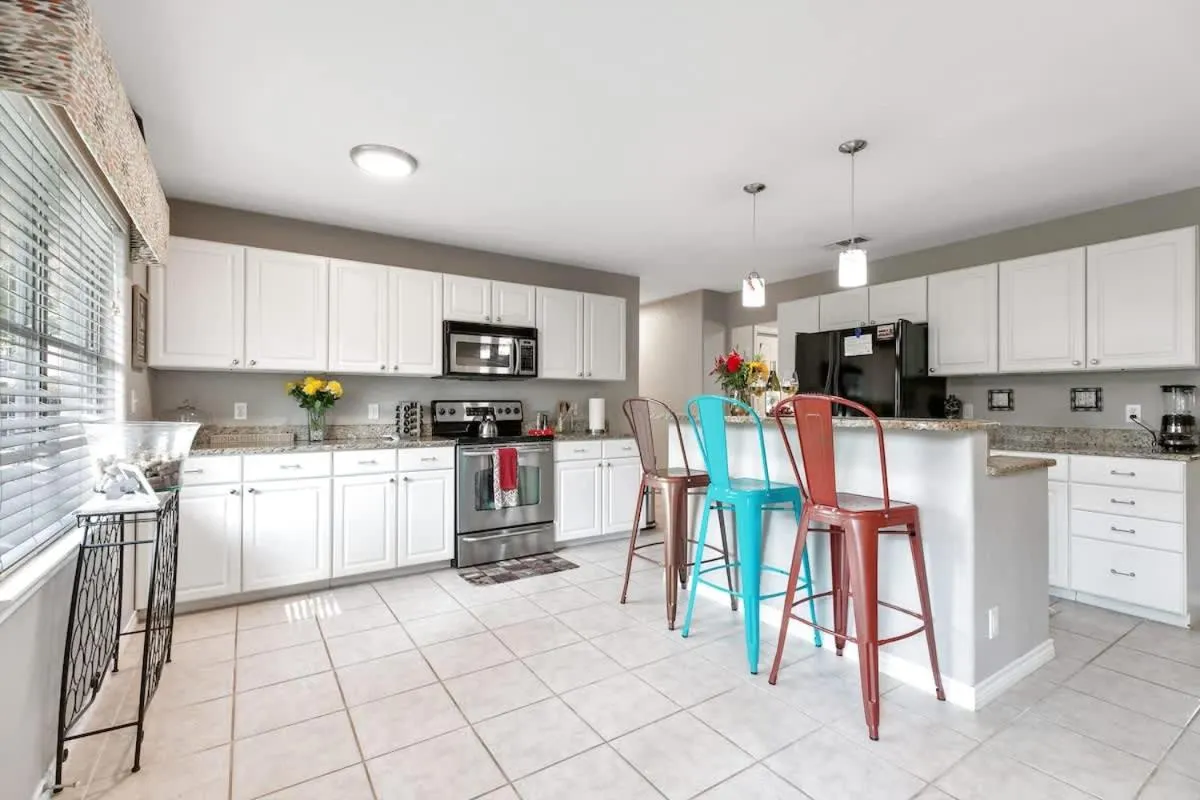 Kitchen or kitchenette in Stylish Home - Lrg Yard with games Grill & Hot Tub