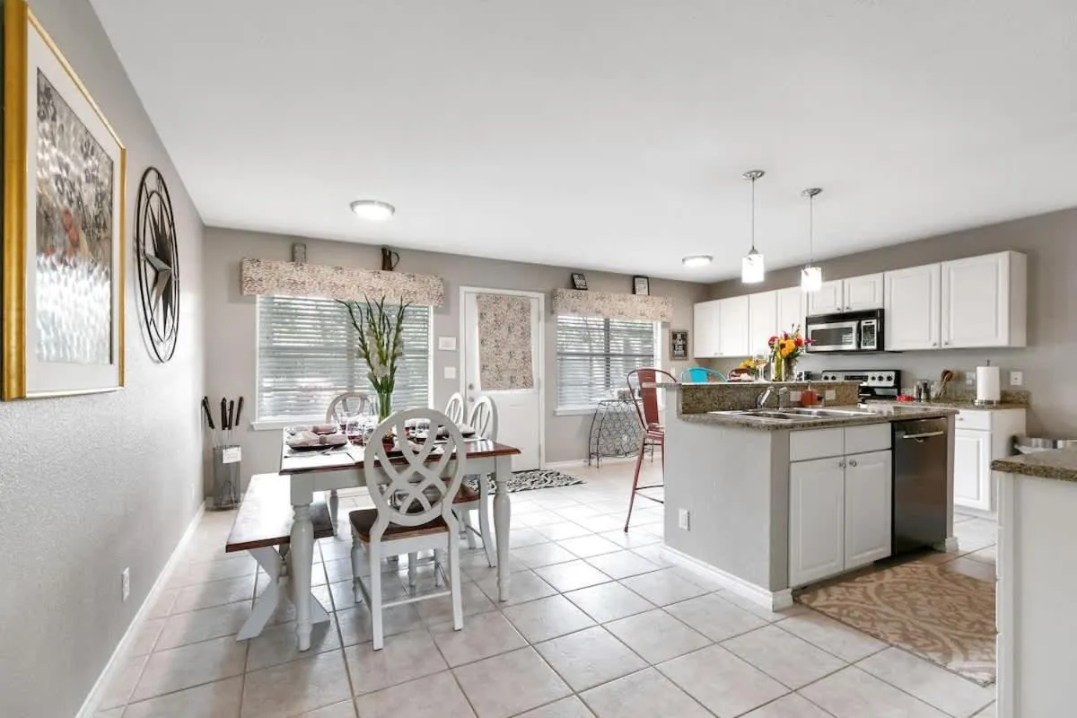 Dining area in Stylish Home - Lrg Yard with games Grill & Hot Tub