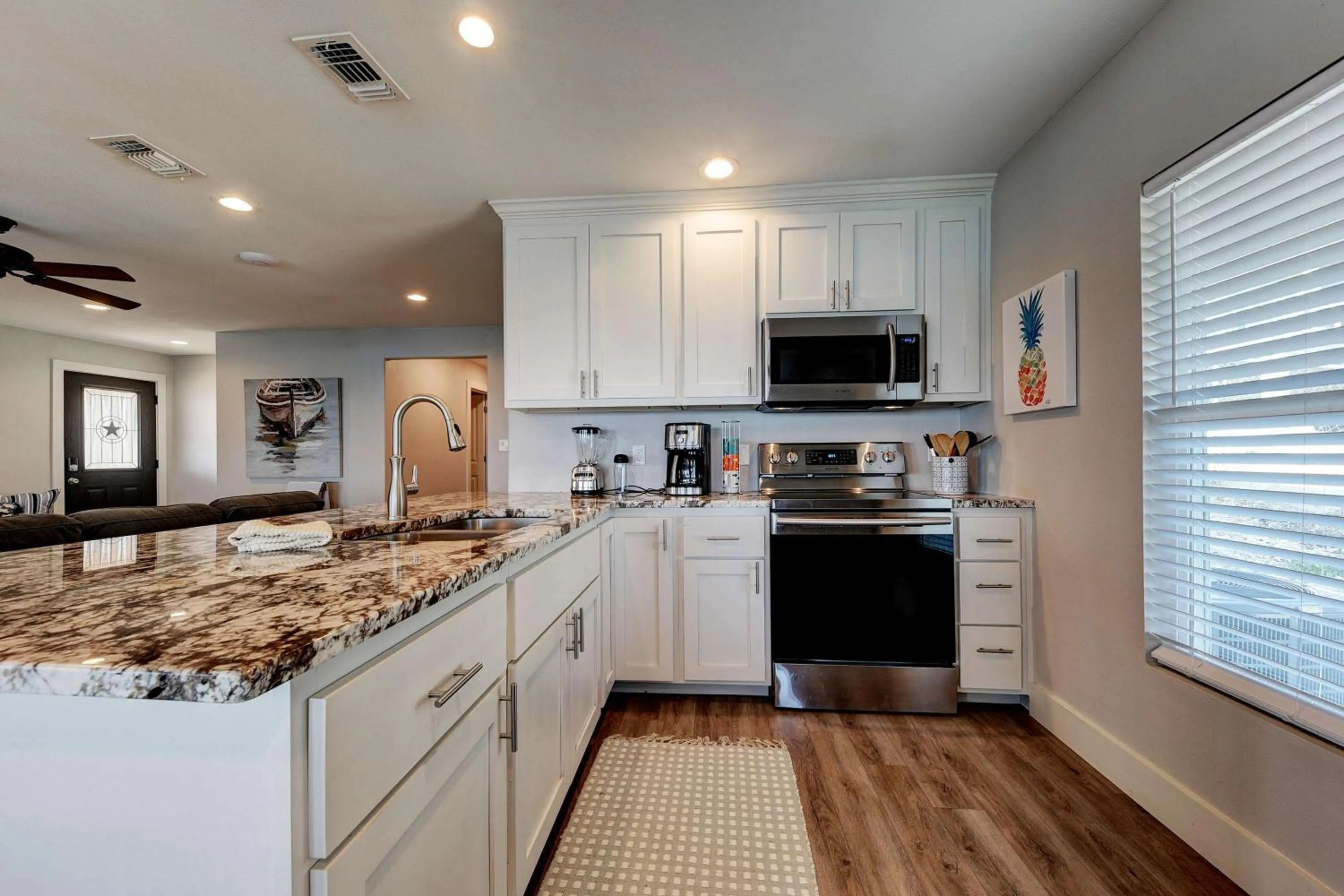 Kitchen or kitchenette in Waterfront Lake House with Hot Tub & Firepit