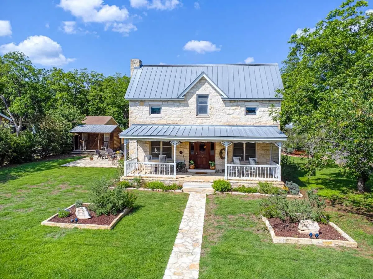 Property building in Texas Charm Texana - 15 min Walk to Main