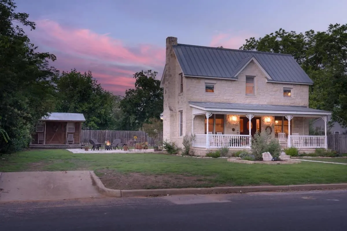 Property building in Texas Charm Texana - 15 min Walk to Main