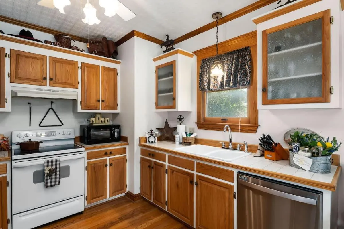 Kitchen or kitchenette in Texas Charm Texana - 15 min Walk to Main