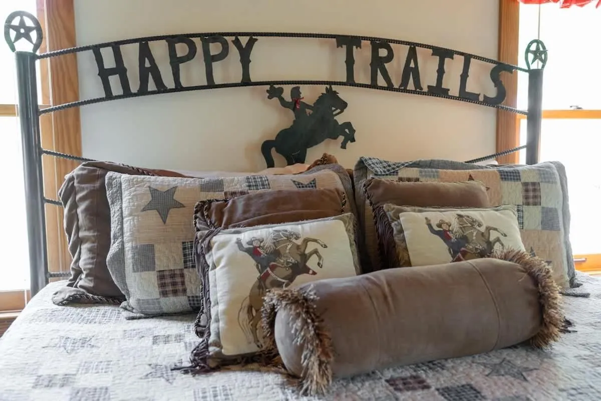 Bed in Texas Charm Texana - 15 min Walk to Main